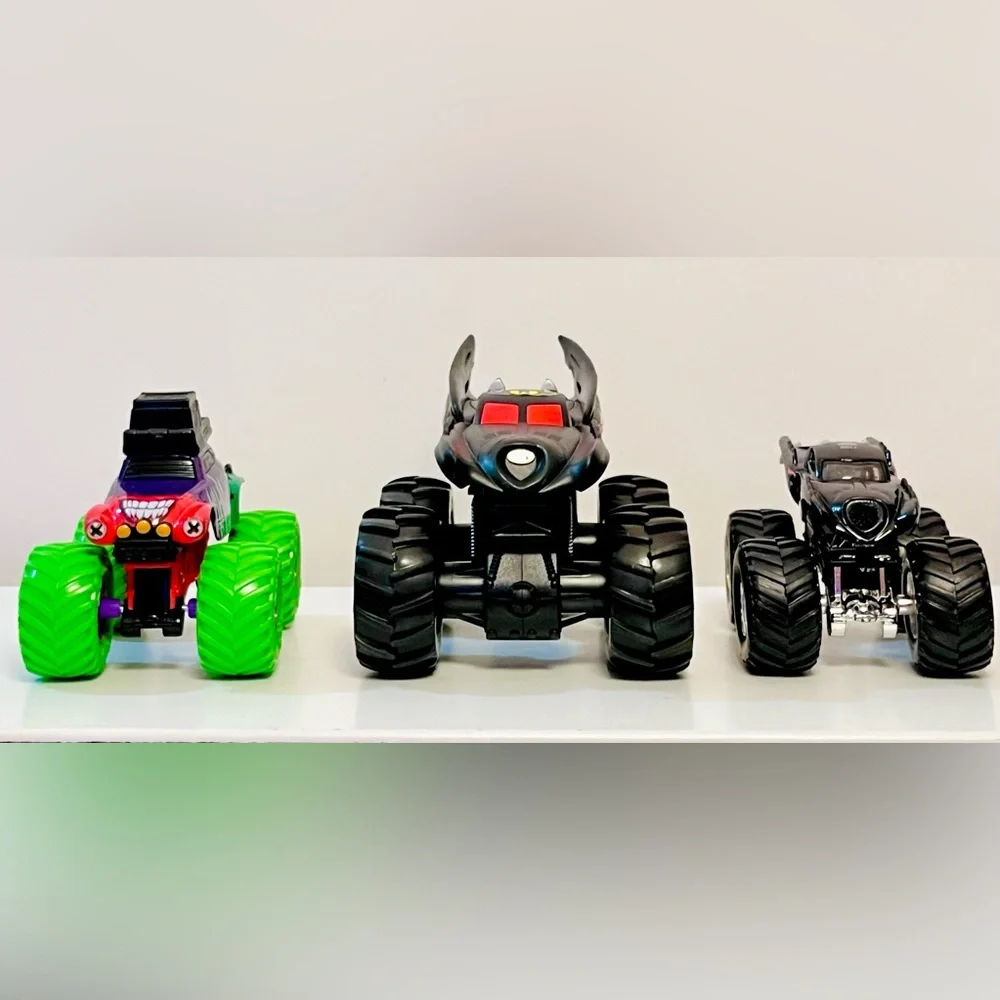BATMAN & JOKER Monster Truck Lot (3)